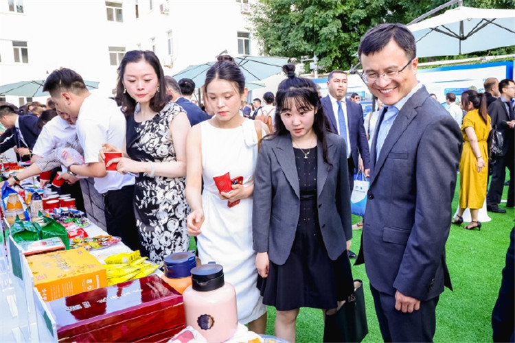 與會(huì)嘉賓參觀品鑒上合組織農(nóng)業(yè)基地特產(chǎn)。主辦方供圖