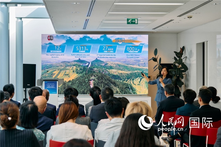 咸陽市招商局局長王苗致辭。