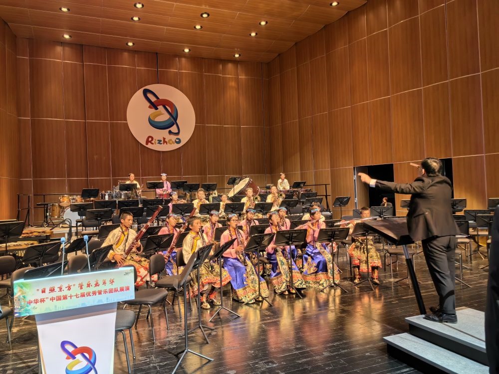 5月4日，來自果洛西寧民族中學(xué)的果洛州青少年管樂團(tuán)在山東省日照市演出。