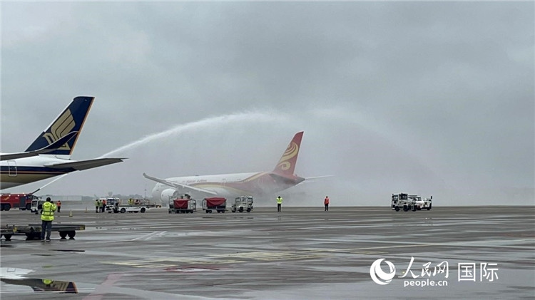 航班享受“水門禮”后起飛。牛瑞飛攝
