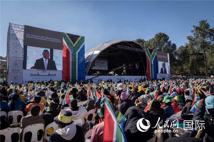 南非民眾觀看拉馬福薩總統(tǒng)就職演說。 人民日報非洲中心分社 希拉茲·莫林?jǐn)z