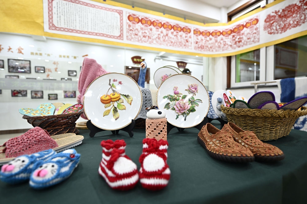 長城花園社區(qū)居民制作的手工藝品（6月19日攝）。