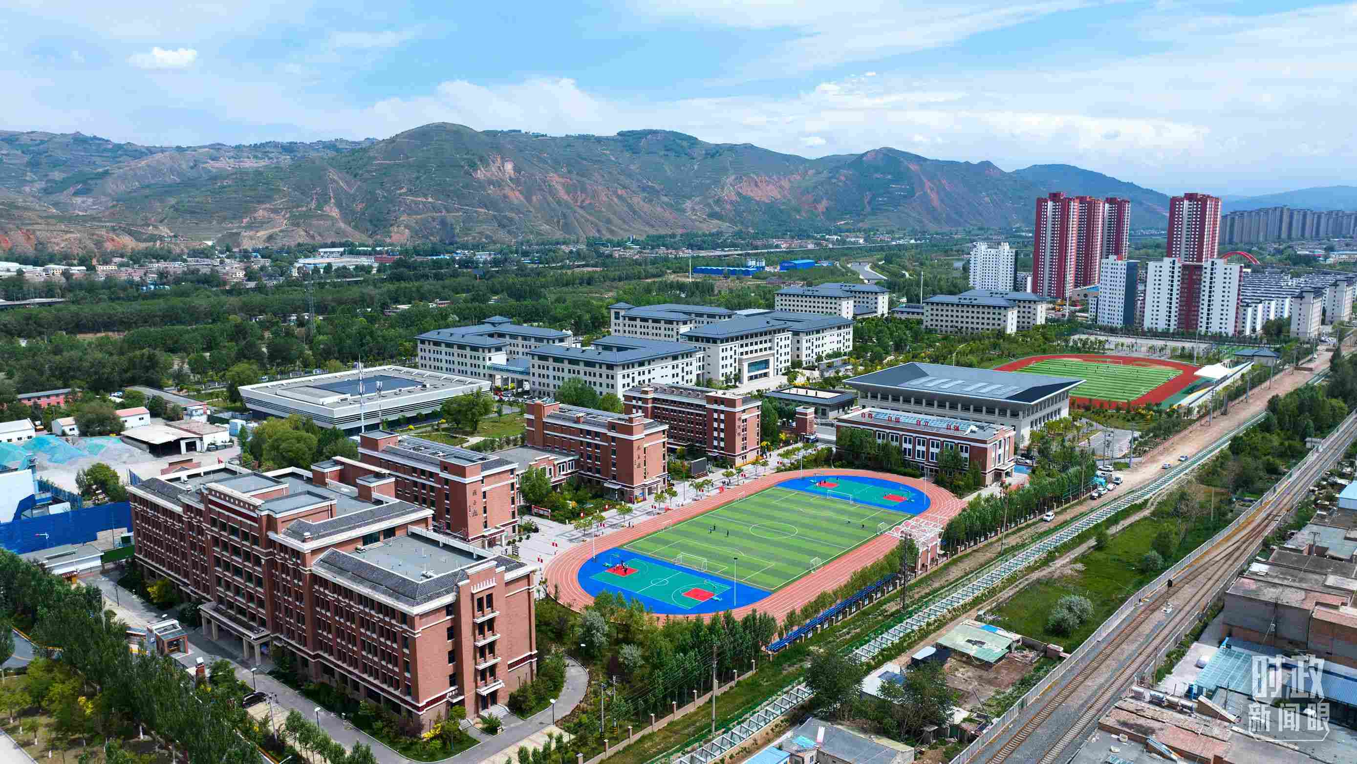 △果洛西寧民族中學(xué)。（總臺記者閆懋鵬拍攝）