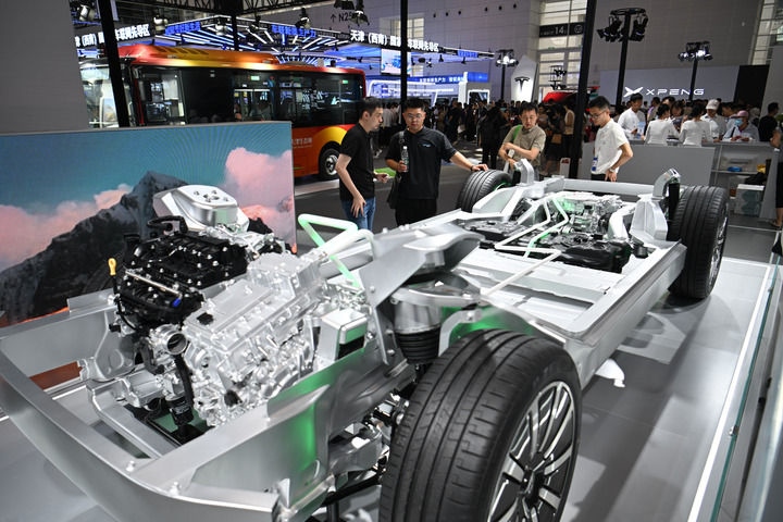 這是在博覽會現(xiàn)場拍攝的一款智能網(wǎng)聯(lián)汽車平臺架構(gòu)（6月20日攝）。新華社記者 孫凡越 攝