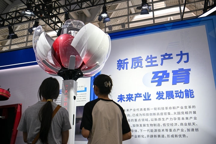 6月20日，與會者參觀天津云圣智能科技有限責(zé)任公司展區(qū)展出的“圣·寶蓮燈”全自主無人機(jī)巡檢系統(tǒng)。新華社記者 孫凡越 攝