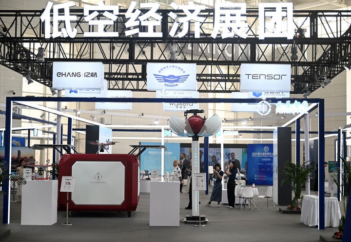 6月20日，參觀者在博覽會低空經(jīng)濟(jì)展團(tuán)參觀。新華社記者 趙子碩 攝