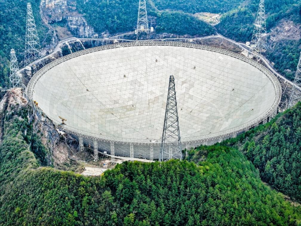 這是2024年2月26日拍攝的位于貴州的“中國(guó)天眼”（無人機(jī)全景圖片，維護(hù)保養(yǎng)期間拍攝）。新華社記者 歐東衢 攝