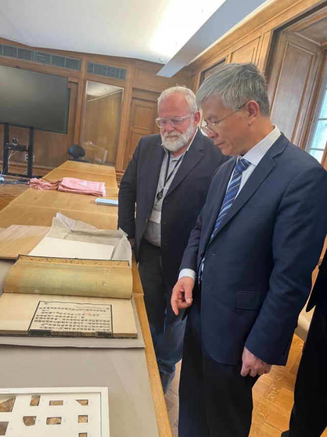 山東大學(xué)校長李術(shù)才率團(tuán)訪問法國國家圖書館。山東大學(xué)供圖