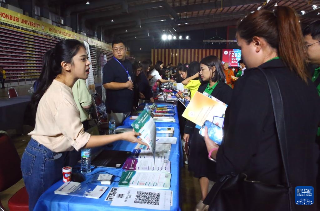 6月22日，在泰國曼谷吞武里大學(xué)舉辦的中國高等教育展上，學(xué)生在中國高校展臺前了解信息。新華社記者 孫瑋彤 攝