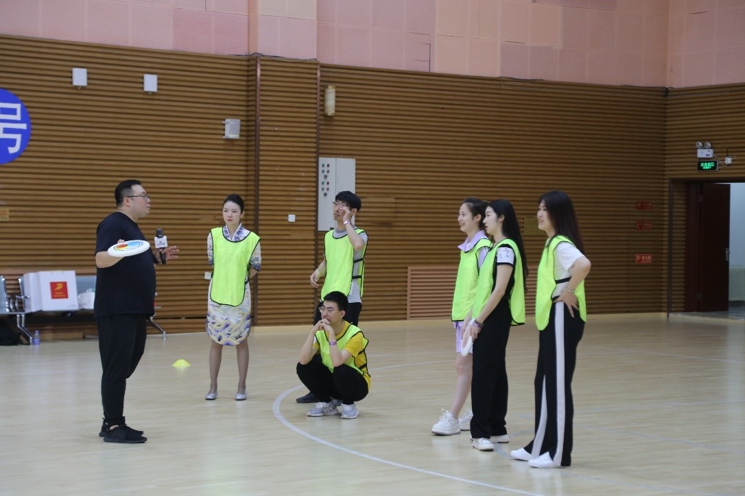 在“友趣體驗營”上，年輕用戶正在學習飛盤運動技巧。 受訪者供圖