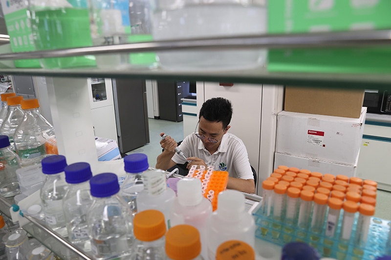 在三亞崖州灣科技城，一名青年科技工作者正在進(jìn)行科研工作。