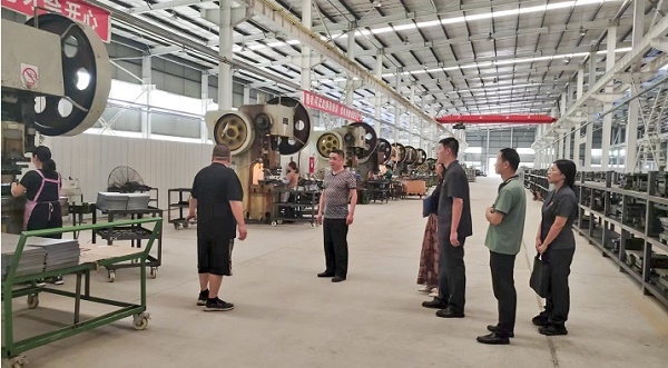 大渡口區(qū)法院法官回訪已盤活的被執(zhí)行企業(yè)。