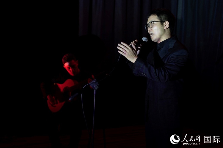 歌曲表演。馬丁·薩巴拉攝