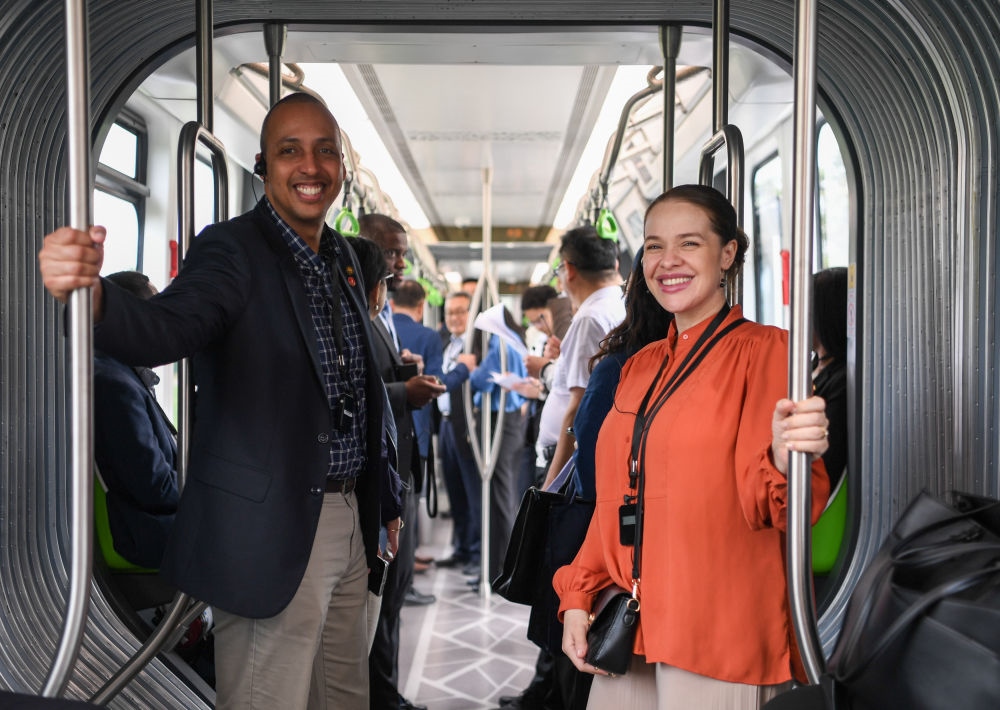 2024年4月22日，拉美和加勒比國家駐華使節(jié)、機(jī)構(gòu)代表和記者應(yīng)外交部邀請，在襄陽騰龍汽車有限公司參訪。新華社記者 杜子璇 攝