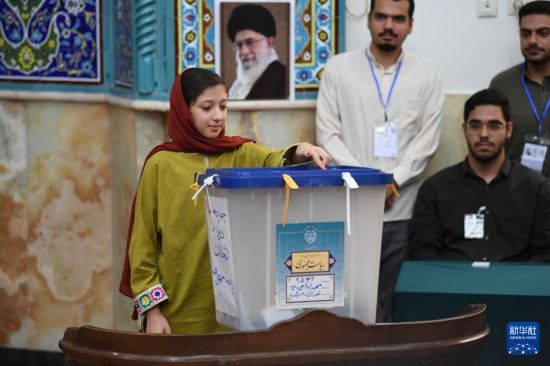 6月28日，伊朗選民在德黑蘭的一處投票站參加總統(tǒng)選舉投票。新華社記者 沙達(dá)提 攝