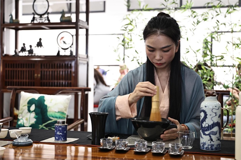 茶藝師現(xiàn)場展示宋式點茶。拉巴特中國文化中心供圖