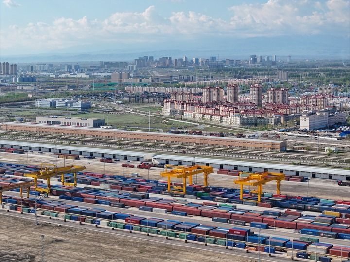 這是2024年4月18日拍攝的霍爾果斯鐵路口岸換裝場(chǎng)（無人機(jī)照片）。新華社記者 趙戈 攝