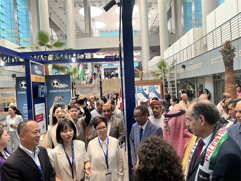 沙特廣播電視局首席執(zhí)行官、阿廣聯(lián)主席穆罕默德（右二）、阿廣聯(lián)秘書(shū)長(zhǎng)蘇萊曼（右三）等阿拉伯國(guó)家嘉賓參觀展臺(tái)。主辦方供圖