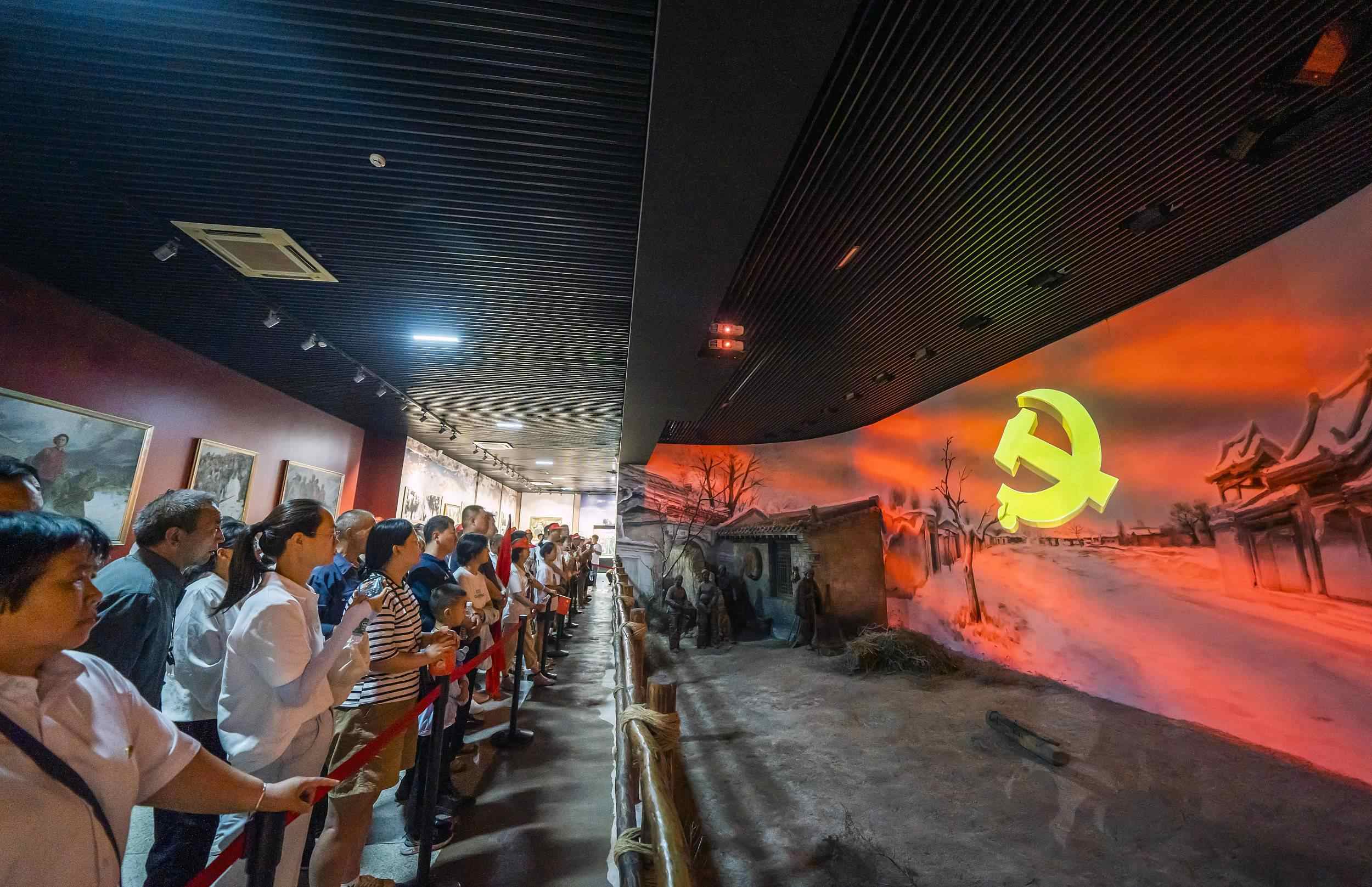 山西呂梁，游客正在文水縣劉胡蘭紀(jì)念館參觀(guān)。（圖片來(lái)源：視覺(jué)中國(guó)）