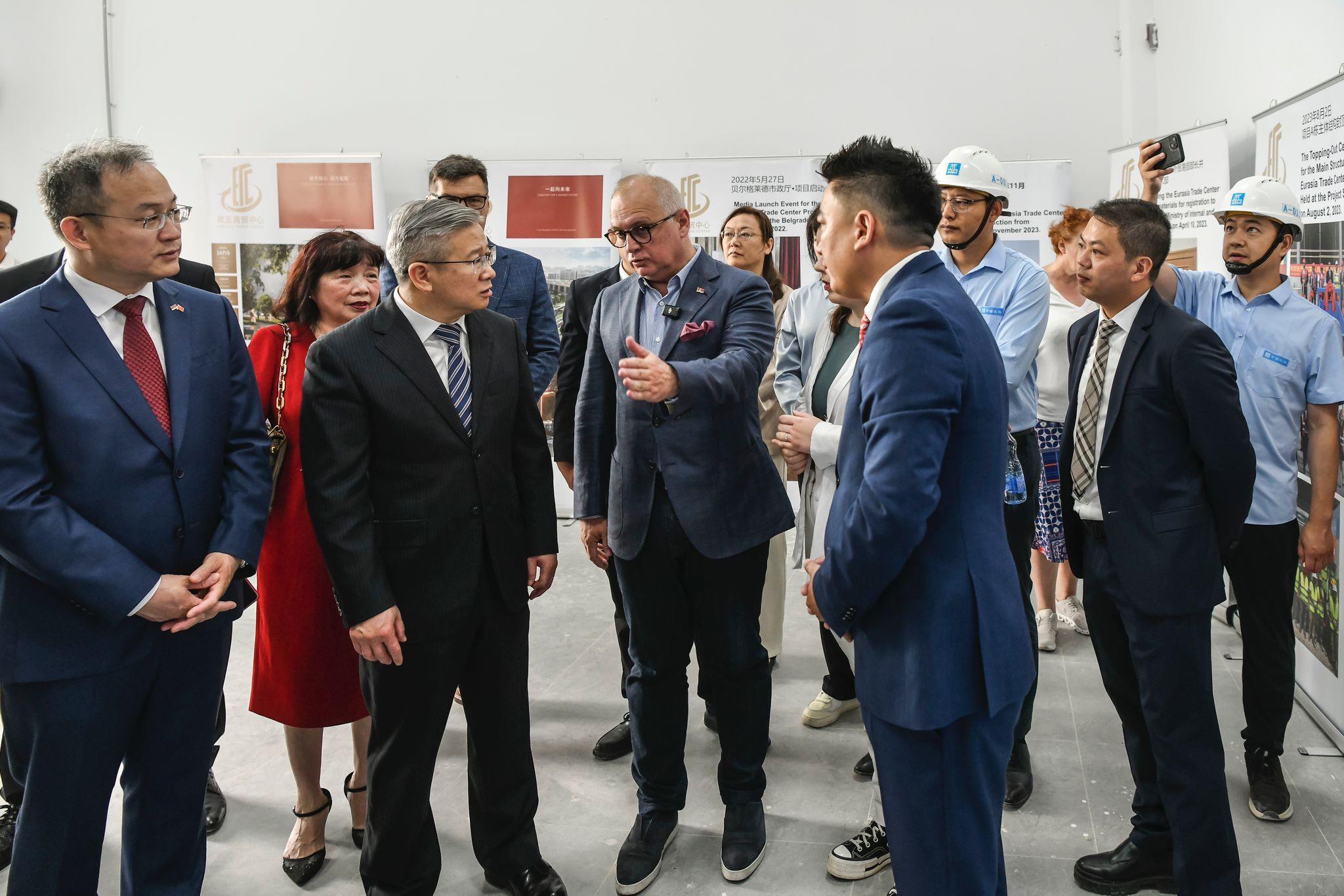 徐文光（左二）與韋西奇（左三）視察歐亞商貿(mào)中心。 歐亞商貿(mào)中心供圖