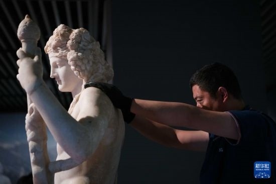 7月2日，工作人員將開箱后的古希臘文物放置在展臺(tái)上。新華社記者 張端 攝