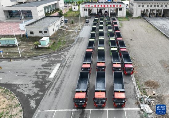 7月2日，車輛在巴克圖口岸辦理通關(guān)手續(xù)（無人機(jī)照片）。新華社發(fā)（馬丁 攝）