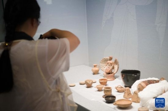 7月2日，開箱后的古希臘文物被工作人員移入展柜。新華社記者 張端 攝