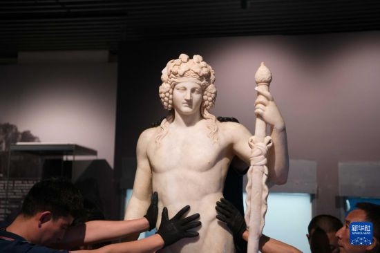 7月2日，工作人員將開箱后的古希臘文物放置在展臺(tái)上。新華社記者 張端 攝