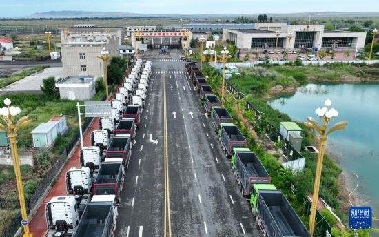 7月2日，車輛在巴克圖口岸有序出境（無人機(jī)照片）。新華社發(fā)（馬丁 攝）