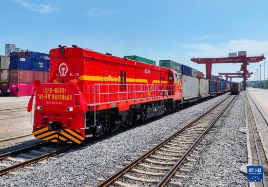 5月29日，在中哈連云港物流合作基地，首列連云港-阿拉木圖“滾裝+班列”跨境多式聯(lián)運(yùn)專列整裝待發(fā)（無人機(jī)照片）。新華社發(fā)（王健民 攝）