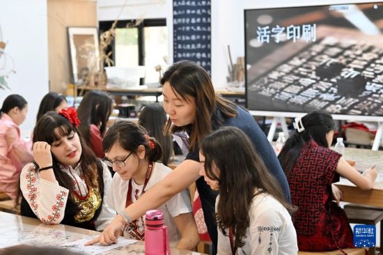 7月3日，外國(guó)學(xué)生在了解中國(guó)文化。新華社記者 李然 攝