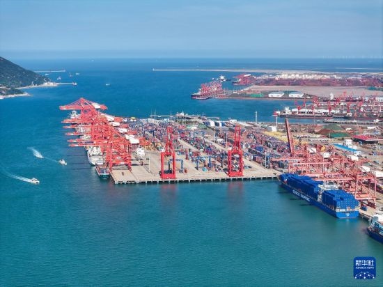 6月26日，貨輪停靠在連云港港集裝箱碼頭（無人機(jī)照片）。新華社記者 季春鵬 攝
