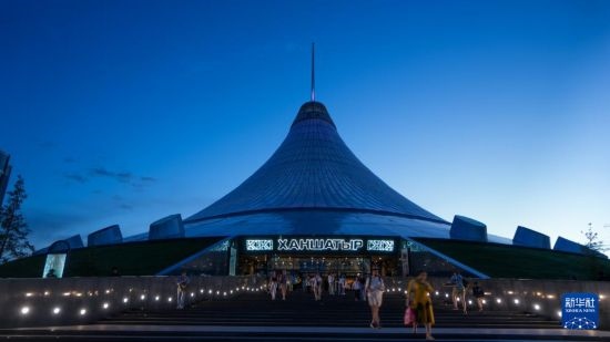 這是7月1日在哈薩克斯坦首都阿斯塔納拍攝的“可汗之帳”購物中心。新華社記者 王建華 攝