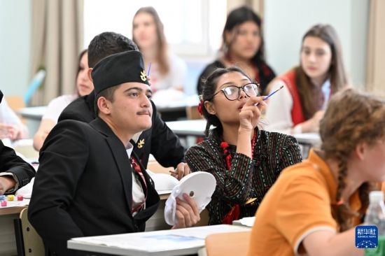 7月3日，外國(guó)學(xué)生在學(xué)習(xí)中國(guó)文化。新華社記者 李然 攝