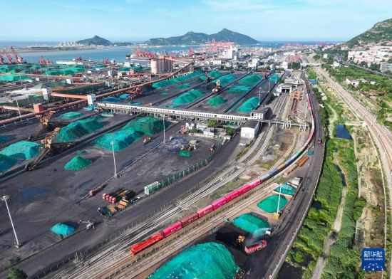 6月26日，“韓國-連云港-中亞”國際多式聯(lián)運(yùn)班列從中哈連云港物流合作基地出發(fā)，駛往哈薩克斯坦、烏茲別克斯坦（無人機(jī)照片）。班列運(yùn)載的55個大柜此前于6月13日從韓國境內(nèi)發(fā)出，經(jīng)釜山港海運(yùn)抵達(dá)連云港后轉(zhuǎn)由鐵路運(yùn)輸。新華社記者 季春鵬 攝