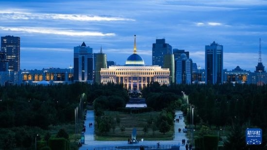 這是7月2日在哈薩克斯坦首都阿斯塔納拍攝的總統(tǒng)府及城市建筑。新華社記者 王建華 攝
