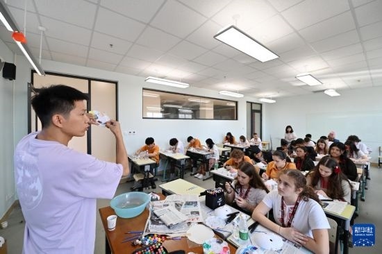 7月3日，外國(guó)學(xué)生在學(xué)習(xí)繪制京劇臉譜。新華社記者 李然 攝