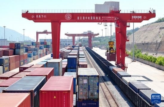 6月30日，在中哈連云港物流合作基地，大型機(jī)械在吊裝集裝箱（無人機(jī)照片）。新華社發(fā)（王健民 攝）