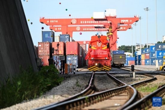 6月26日，“韓國-連云港-中亞”國際多式聯(lián)運(yùn)班列從中哈連云港物流合作基地出發(fā)，駛往哈薩克斯坦、烏茲別克斯坦。班列運(yùn)載的55個大柜此前于6月13日從韓國境內(nèi)發(fā)出，經(jīng)釜山港海運(yùn)抵達(dá)連云港后轉(zhuǎn)由鐵路運(yùn)輸。新華社記者 季春鵬 攝