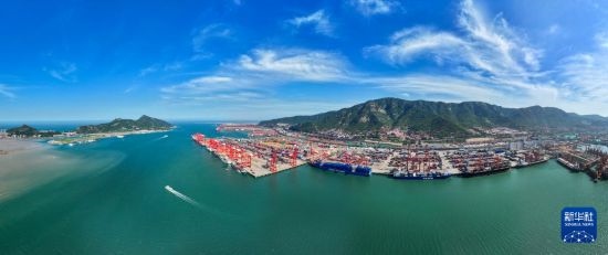 6月26日，貨輪停靠在連云港港集裝箱碼頭（無人機(jī)照片）。新華社記者 季春鵬 攝