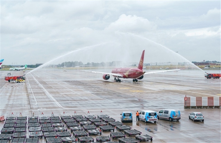 圖為布魯塞爾-上海返程航班出發(fā)前，布魯塞爾機場方面為返程航班舉行水門儀式。吉祥航空供圖