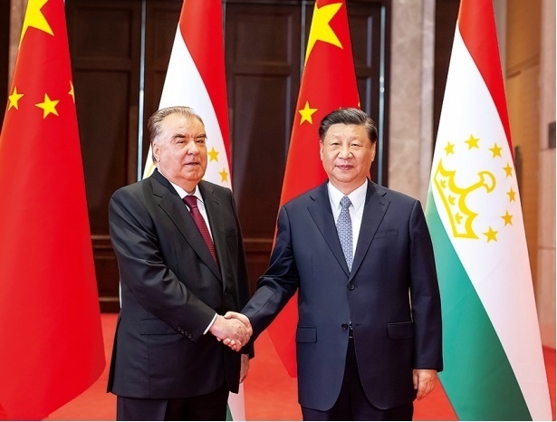 2023年5月，國家主席習近平在西安同來華出席中國—中亞峰會并進行國事訪問的塔吉克斯坦總統(tǒng)拉赫蒙會談。新華社記者 丁海濤 攝
