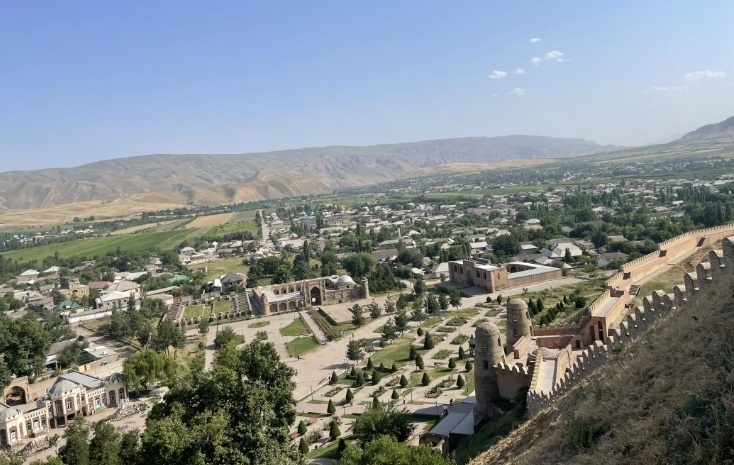 位于塔吉克斯坦杜尚別西北的吉薩爾古城，有著3000多年歷史。有研究認(rèn)為，張騫出使大宛回程途中曾經(jīng)過此地。圖為從吉薩爾古城城墻俯瞰城門與市鎮(zhèn)。本報(bào)記者 曲頌 攝