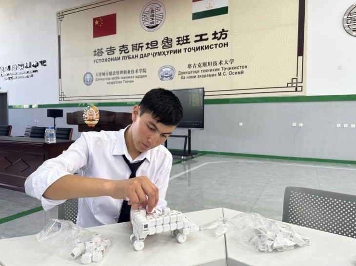 在塔吉克斯坦魯班工坊內(nèi)，學(xué)員正在操作能力源創(chuàng)新套件。本報(bào)記者 屈佩 攝