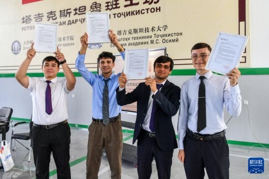 7月3日，在塔吉克斯坦首都杜尚別，魯班工坊赴華留學(xué)生展示錄取通知書。新華社記者 曹陽 攝