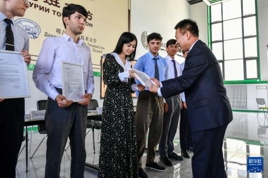 7月3日，在塔吉克斯坦首都杜尚別，天津城市建設(shè)管理職業(yè)技術(shù)學(xué)院的負(fù)責(zé)人為魯班工坊赴華留學(xué)生頒發(fā)錄取通知書。新華社記者 曹陽 攝