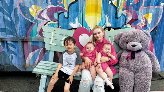 娜塔利亞·莫伊塞耶娃和三個孩子在江蘇宜興。