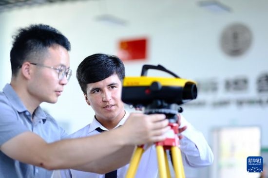 6月14日，在塔吉克斯坦首都杜尚別的魯班工坊，來自天津城市建設(shè)管理職業(yè)技術(shù)學(xué)院的老師（左）指導(dǎo)學(xué)生。新華社記者 鄭開君 攝