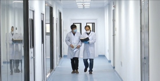 中國(guó)科學(xué)院贛江創(chuàng)新研究院科研人員在交流。（贛州市贛縣區(qū)融媒體中心供圖）