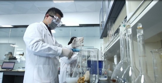 中國(guó)科學(xué)院贛江創(chuàng)新研究院科研人員在做實(shí)驗(yàn)。